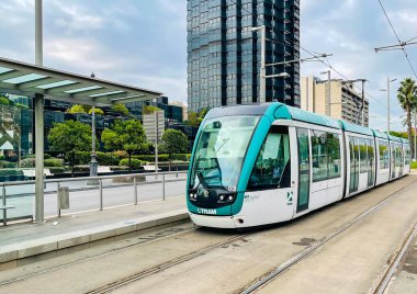 İspanya, BARCELONA, Mart 2022 - Tramvaylar Barcelona 'da toplu taşımacılık için önemli araçlardır. TMB ve Trammet tarafından işletiliyor..