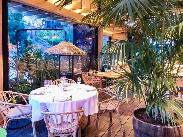 Interior Restaurante Acolhedor Com Móveis Vime Grandes Janelas Panorâmicas Cercadas — Fotografia de Stock