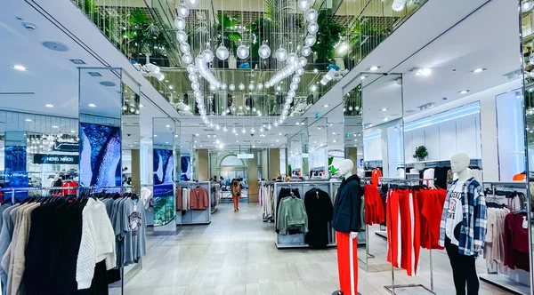 Spanien Barcelona März 2022 Innenausbau Des Zara Einzelhandelsgeschäfts Mit Großen — Stockfoto