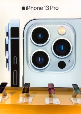 LATVIA, RIGA, MARCH, 2022 - Riga, Letonya 'daki alışveriş merkezinde yeni bir Apple IPhone 13 akıllı telefonuyla modern elektronik mağazası