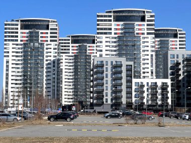 LATVIA, RIGA, MARCH, 2022 - Riga, Letonya 'daki Avrupa modern yerleşim yeri. Bir konut kompleksinin inşaatı. Emlak işi.