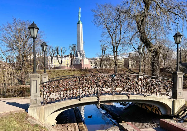 Latvia Riga March 2022 라트비아의 리가에 기념물을 배경으로 바스티유 공원의 — 스톡 사진