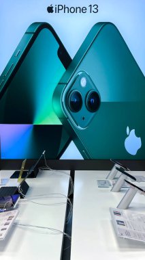 LATVIA, RIGA, MARCH, 2022 - Riga, Letonya 'daki alışveriş merkezinde yeni bir Apple IPhone 13 akıllı telefonuyla modern elektronik mağazası