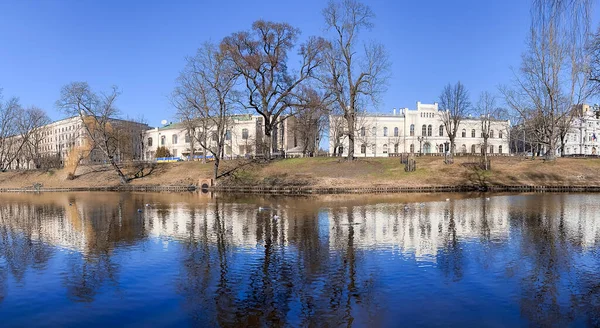 Panorama Van Riga Kanaal Met Stedelijke Architectuur Weerspiegelt Het Water — Stockfoto