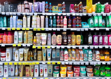 Letonya, Riga, Mart 2022 - Riga, Letonya 'daki alışveriş merkezlerindeki raflarda çeşitli üreticilerden geniş bir saç bakım ürünleri seçimi.