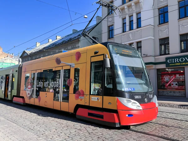 Łotwa Riga Marca 2022 Nowoczesne Tramwaje Ważnym Środkiem Transportu Publicznego — Zdjęcie stockowe