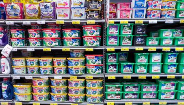 Letonya, Riga, Mart 2022 - Riga, Letonya 'daki alışveriş merkezlerindeki çeşitli imalatçılardan bir süpermarket rafında zengin bir ev kimyasalları çeşidi.