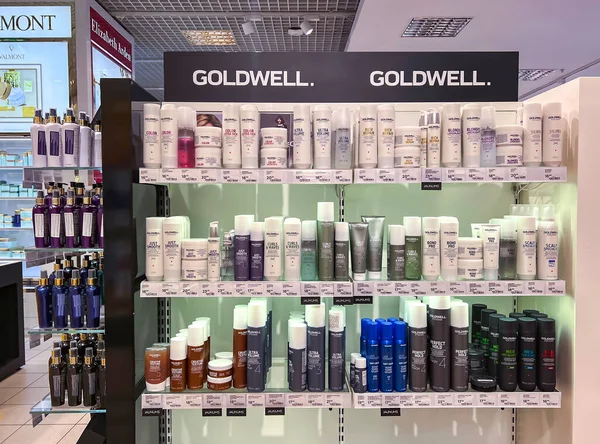 Łotwa Riga Marzec 2022 Półki Popularnymi Kosmetykami Profesjonalnymi Goldwell Centrum — Zdjęcie stockowe