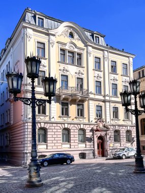LATVIA, RIGA, MARCH, 2022 - Letonya 'nın Riga kentindeki polis departmanının yer aldığı sanat tarzında antik mimari bina