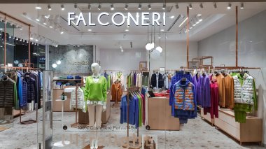 İspanya, BARCELONA, MARCH, 2022: Falconeri - Fransız kadın kıyafetleri ve aksesuarları Barselona, alışveriş merkezinde. İspanya