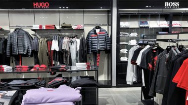İspanya, BARCELONA, Mart 2022: Hugo Boss 'un yeni koleksiyonu Barcelona' daki alışveriş merkezindeki Alman lüks moda markası. İspanya. Hugo Boss AG, giysi, aksesuar, ayakkabı ve parfüm satan lüks bir Alman moda evi..