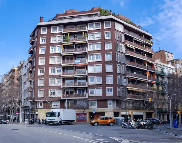 Spanien Barcelona Mars 2022 Klassiska Arkitekturbyggnader Stadsdelen Eixample Och Stadstrafik — Stockfoto