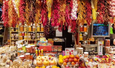 İspanya, BARCELONA, MARCH, 2022 - Barcelona, İspanya 'da sebze ve meyveli La Boqueria pazarı. Kurutulmuş kırmızı biber, mısır, fındık ve narenciye ile gastronomi bölümü..