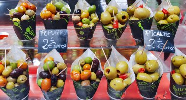 İspanya, Barcelona 'daki La Boqueria Market' te porsiyonlu poşetlerde farklı türde renkli zeytin turşusu.
