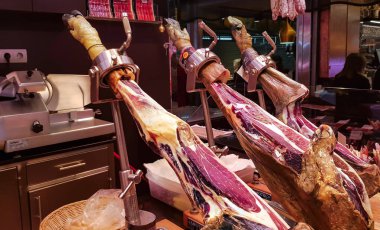 İspanya, Barcelona, İspanya 'daki La Boqueria Pazarı' nda İberico ve Serrano jamon 'u dilimlemek.