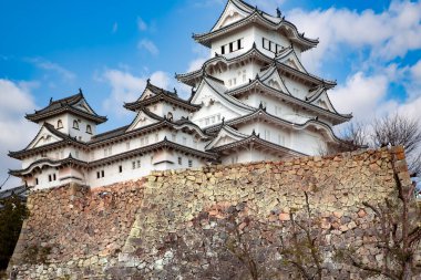 Şaşırtıcı Japon ulusal mimarisi - Himeji kalesi ya da bir taştan yapılmış büyük bir temele dayanan Beyaz Akbalıkçıl Kalesi. Japonya 'da popüler bir turistik yerdir ve UNESCO dünya mirası olarak listelenmiştir..