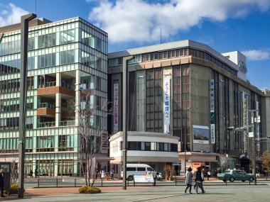 Japonca, IWAKUNI, APRIL, 03, 2017 - Japonya 'nın Yamaguchi ilindeki İwakuni şehrinde temiz ve güzel sokaklara sahip modern mimari.