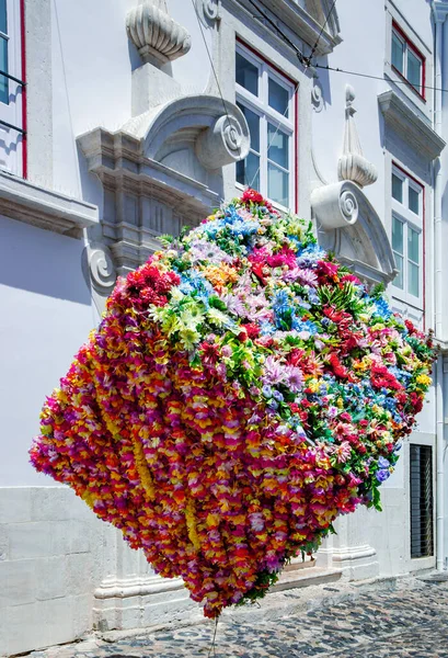 Instalação Flores Artificiais Rua Cubo Invertido Suspensa Solução Original Para — Fotografia de Stock