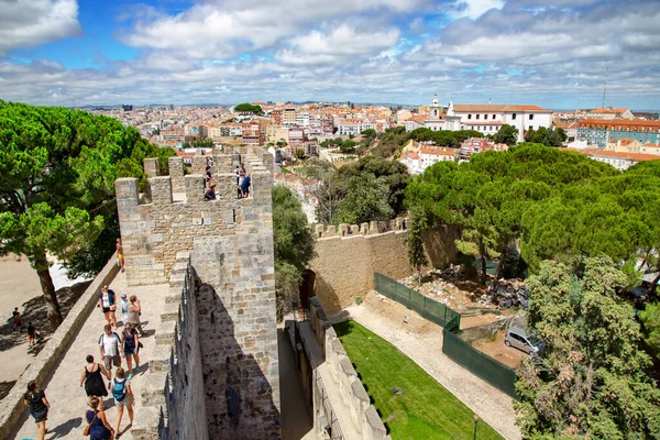 Portekiz Lizbon Şehrinde Alfama Nın Eski Bölgesinde Ziyaretçileri Olan Sao — Stok fotoğraf