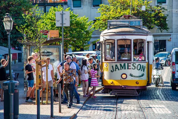 Portugalsko Lisbon Duben 2016 Stará Žlutá Veteránská Tramvaj Ulici Lisabon — Stock fotografie