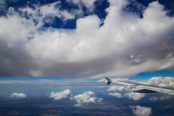 Voo Avião Ala Avião Voando Acima Das Nuvens Viajando Pelo — Fotografia de Stock