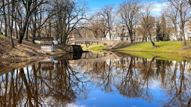 Letonya 'nın başkenti Riga' daki Bastion Park 'taki Riga nehir kanalı üzerindeki taş köprü.