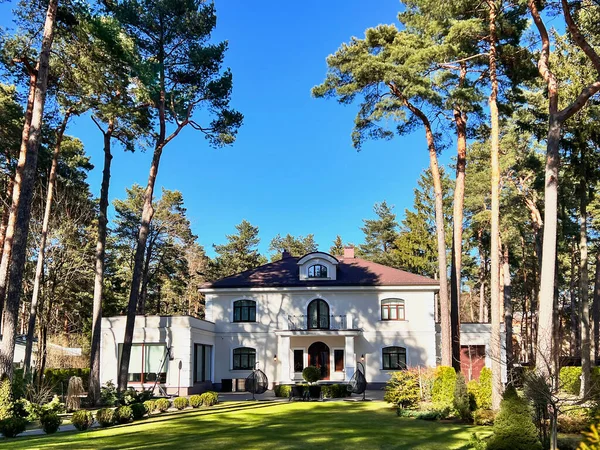 Latvia Riga Abril 2022 Residencia Privada Con Gran Césped Verde —  Fotos de Stock