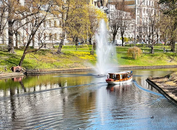 Pleasure Boat Sails Riga Canal Next Fountain Bastion Hill Riga — Stok fotoğraf