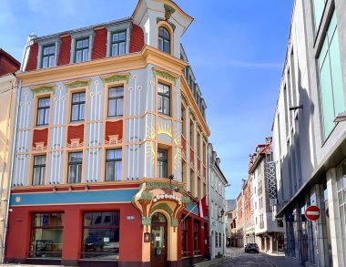 LATVIA, RIGA, APRIL, 2022 - Letonya 'nın başkenti Riga' daki Town Hall Square yakınlarında antik gotik mimarisi olan Riga Eski Kasabası 'nın Dar Caddesi. Baltık bölgesinin büyük bir ticari, kültürel, tarihi ve turizm merkezi.