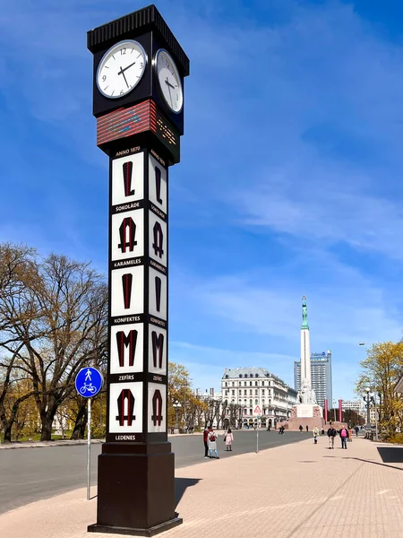 Latvia Riga April 2022 Square Laima Clock Freedom Monument Seen — Stock fotografie