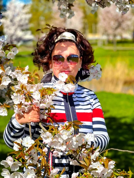 Pretty Positive Brunette Sunglasses Stands Cherry Blossoms Spring Garden Riga — Stok fotoğraf