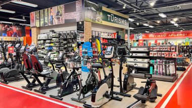 LATVIA, RIGA, MAYIS, 2022: Riga, Letonya 'da her türlü spor ve seyahat ekipmanına sahip modern spor mağazası. Sağlıklı yaşam tarzı kavramı.