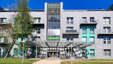 LATVIA, RIGA, MAYIS, 2022: Letonya 'nın başkenti Riga' da çağdaş mimarideki modern elementler. Modern bir apartmanın mimari detayları.