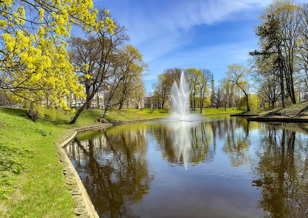 Panorama Magnifique Canal Riga Avec Fontaine Dans Parc Bastion Début — Photo