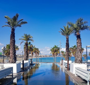 İspanya, BARCELONA, MARCH, 2022 - Barcelona, İspanya 'da W Hotel veya Hotel Vela bölgesinde yüzme havuzlu dinlenme alanı