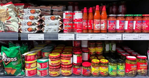 Łotwa Ryga Maj 2022 Półki Różnymi Markami Azjatyckich Produktów Spożywczych — Zdjęcie stockowe
