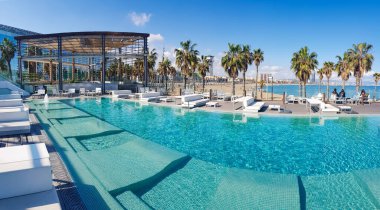 İspanya, BARCELONA, MARCH, 2022 - Barcelona, İspanya 'da W Hotel veya Hotel Vela bölgesinde yüzme havuzlu dinlenme alanı