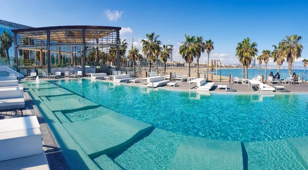 İspanya, BARCELONA, MARCH, 2022 - Barcelona, İspanya 'da W Hotel veya Hotel Vela bölgesinde yüzme havuzlu dinlenme alanı