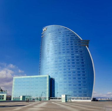 İspanya, Barcelona, İspanya 'daki W Barcelona Oteli' nin panoramik manzarası. Yerel halk tarafından Hotel Vela, Catalan 'da Sail Hotel ve İspanyol olarak bilinir.