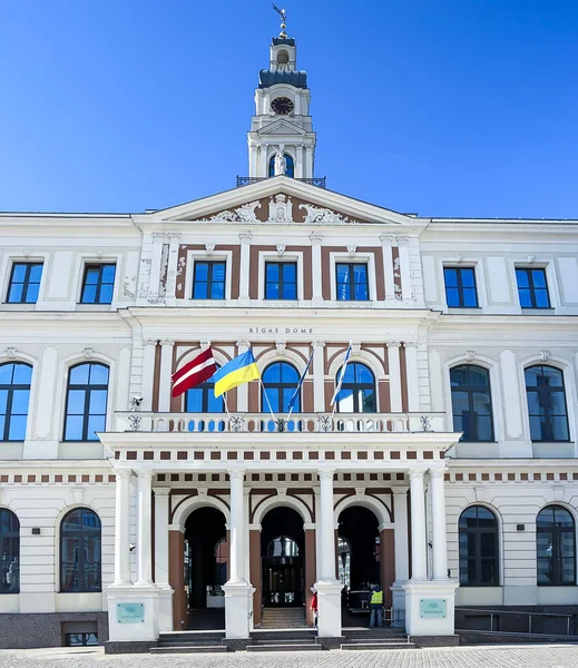 ラトビア 2022 町役場の建物のラトビアの旗の横にウクライナの旗 リガ市議会の場所 リガ市政府 ラトビアの首都 — ストック写真