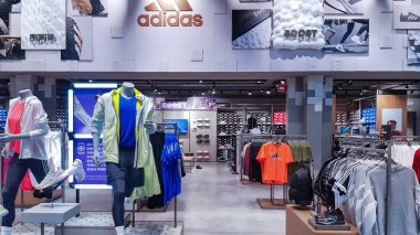 İspanya, BARCELONA, Mart 2022: Barcelona 'nın alışveriş merkezinde spor giyimli popüler spor sayfası. İspanya. Sağlıklı yaşam tarzı kavramı.