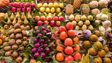 İspanya, BARCELONA, Mart 2022 - Barcelona 'da sebze ve meyveli La Boqueria pazarı. İspanya. La Boqueria pazarı, Avrupa 'nın en büyük ve en ünlü gıda pazarı, Barcelona, İspanya.