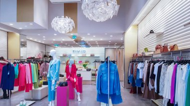 İspanya, BARCELONA, Mart 2022 - Barcelona 'daki alışveriş merkezindeki Pinko mağazasında gündelik kadın kıyafetleri. İspanya