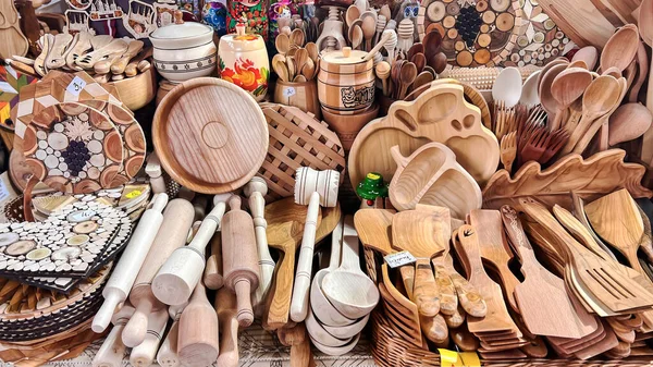 Straßenmarkt Der Rigaer Altstadt Verschiedene Authentische Holzgeschirr Rustikale Küchenutensilien Und — Stockfoto
