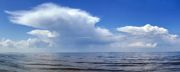 在拉脱维亚的Jurmala 平静的波罗的海全景 地平线上积云丛生 拉脱维亚的度假胜地 — 图库照片