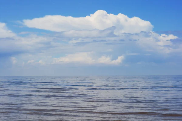 Nubes Blancas Cielo Azul Sobre Tranquilo Mar Báltico Con Reflejo — Foto de Stock