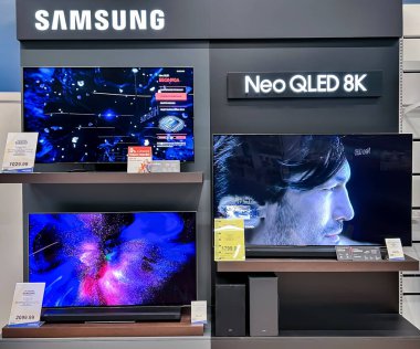 Letonya, Riga, Haziran 2022 - Riga, Letonya 'daki alışveriş merkezinde yeni nesil büyük televizyonlu modern elektronik mağazası