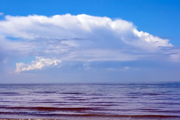 발트해 상공의 하늘에 구름은 바다에 반사되어 보인다 라트비아에서의 — 스톡 사진