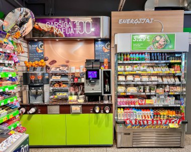 LATVIA, RIGA, HAZİRAN, 2022: farklı hamur işleri ve fast food aperatifleriyle birlikte kahve ve taze meyve suyu makinesi. Fast food konseptini kullan. Teslimat konseptini kaldır.