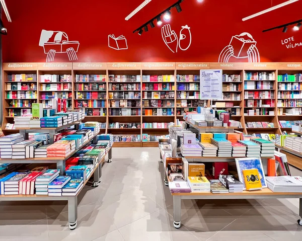 Latvia Riga Junio 2022 Moderno Interior Librería Con Libros Diferentes —  Fotos de Stock